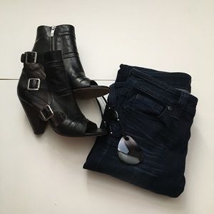 Guess SEXY skinny jeans. Zipper up back of legs